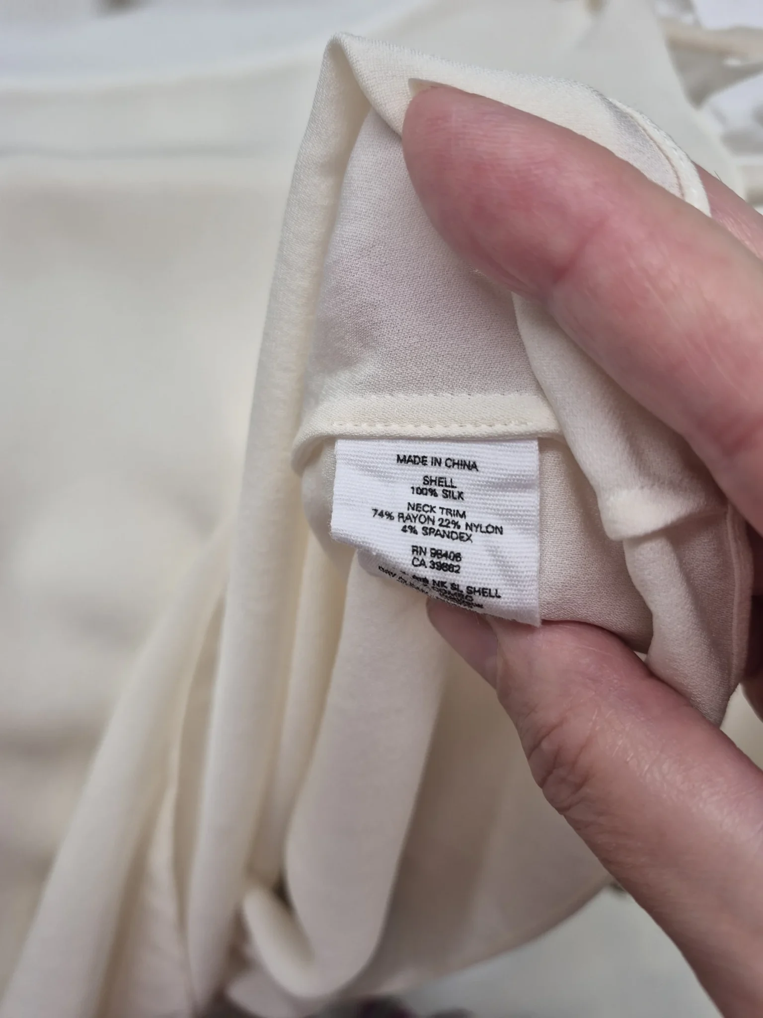 Image for : Top sans manches en soie blanche Theory – Col en maille côtelée –