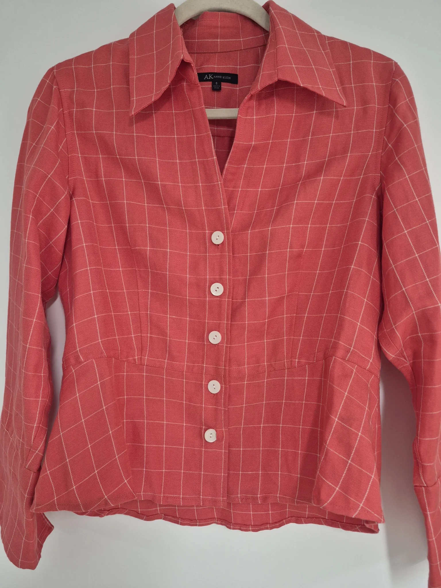 Featured image for Anne Klein fitted shirt in linen and rayon – Coral red with stained-glass-style checks – Vintage chic