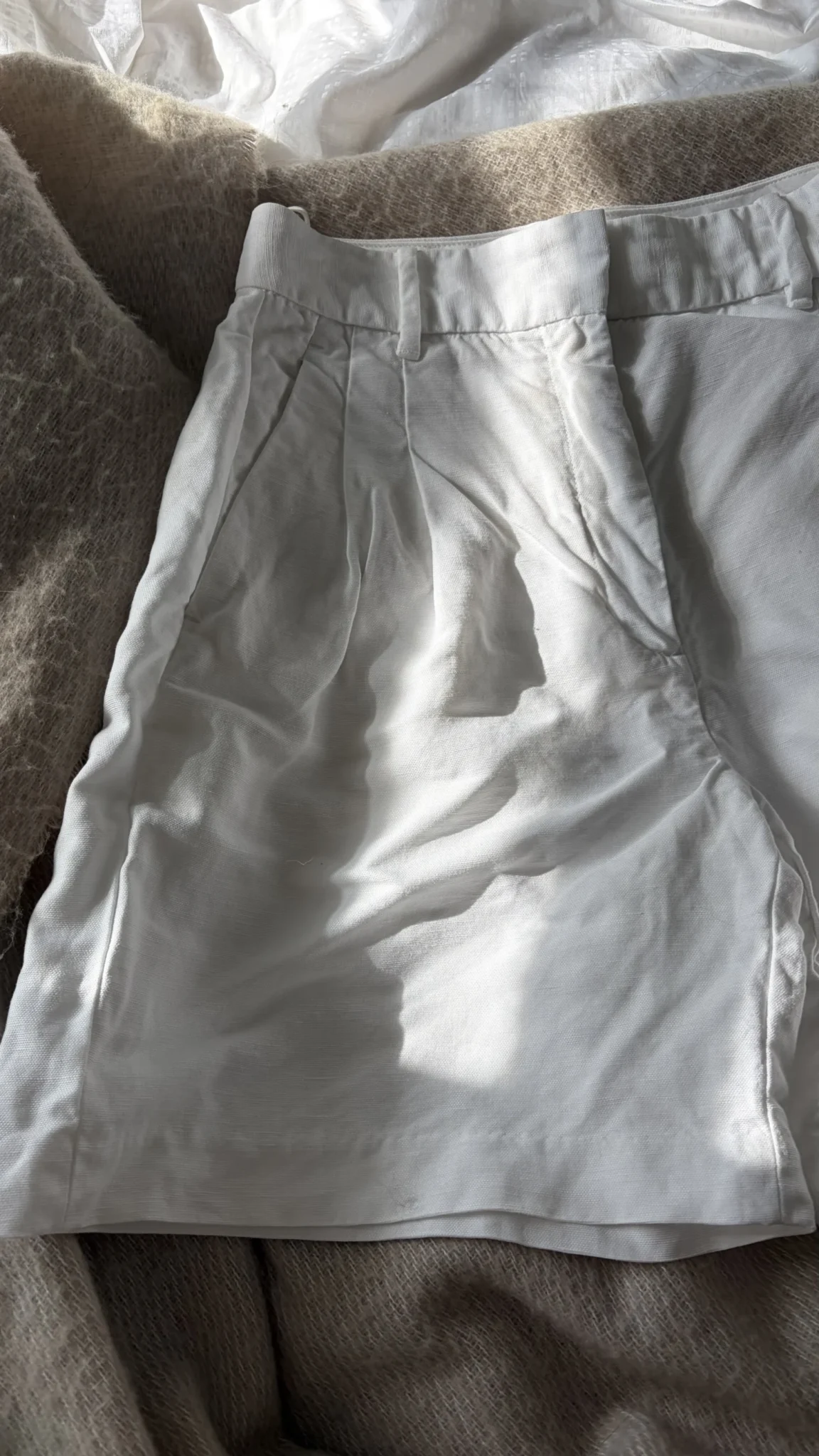Image for Short effortlesd Aritzia