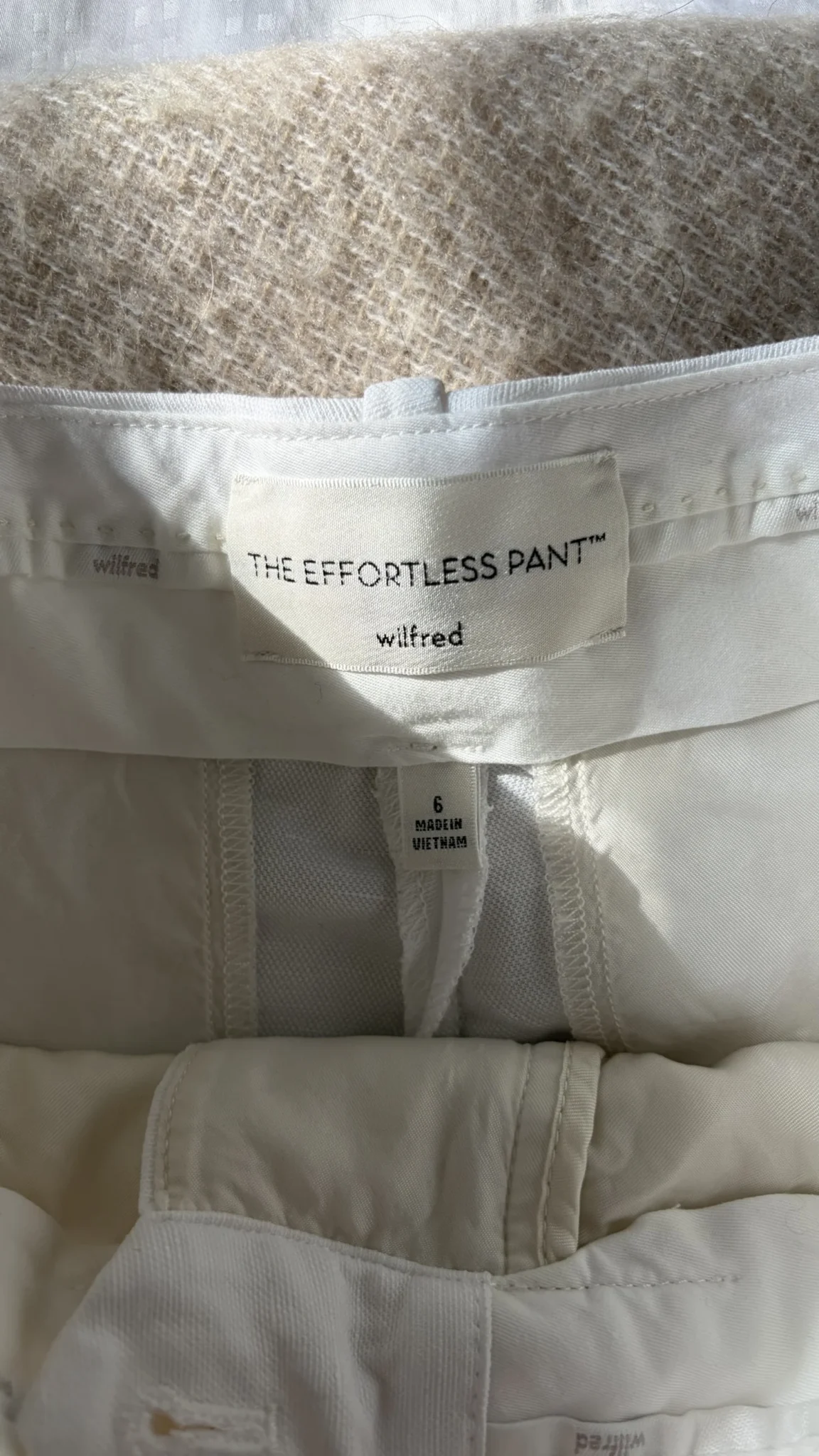 Image for Short effortlesd Aritzia