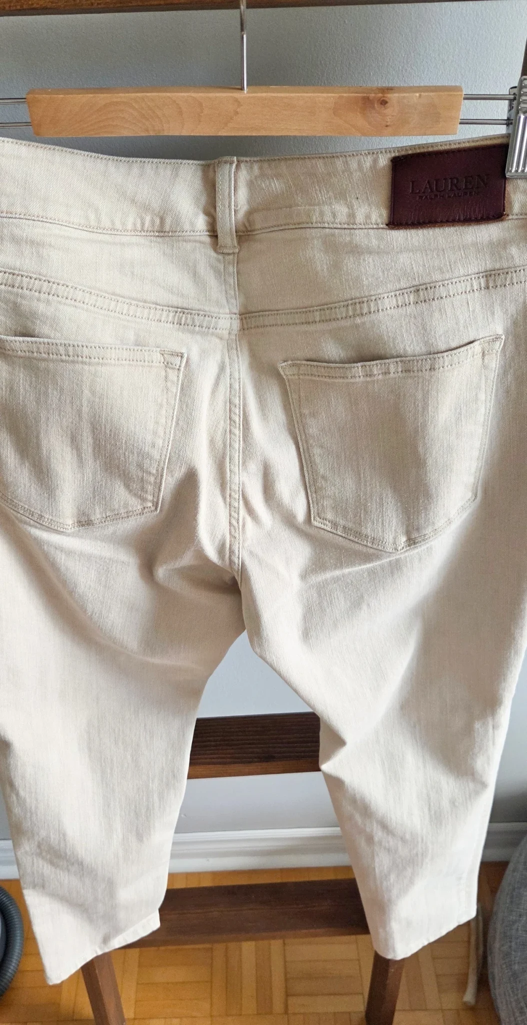Image for Narrow beige Capri trousers