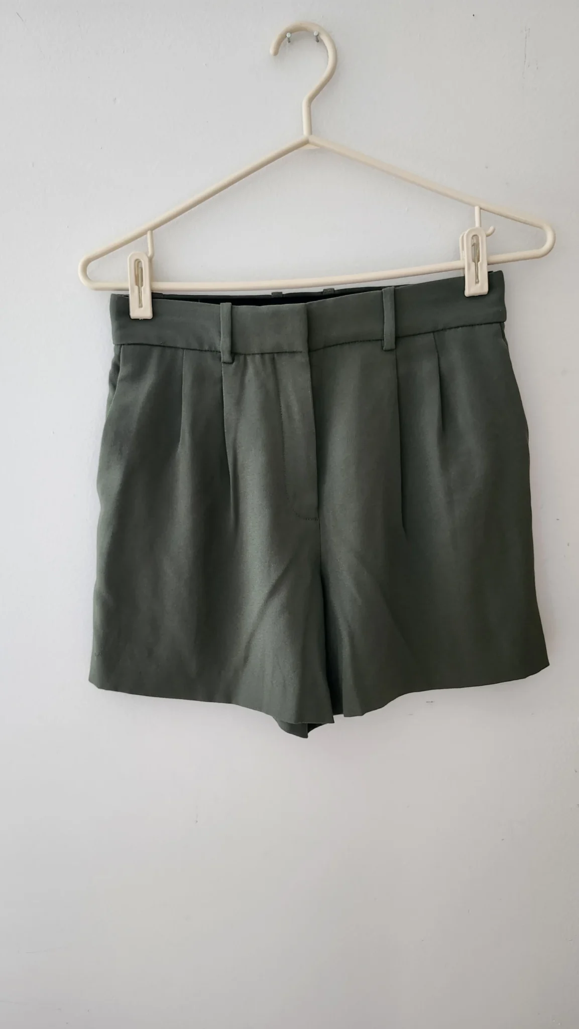 Image for Aritzia - Babaton - Short taille 4