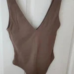Featured thumbnail for Aritzia - Babaton Justaucorps Encolure En V En Contour