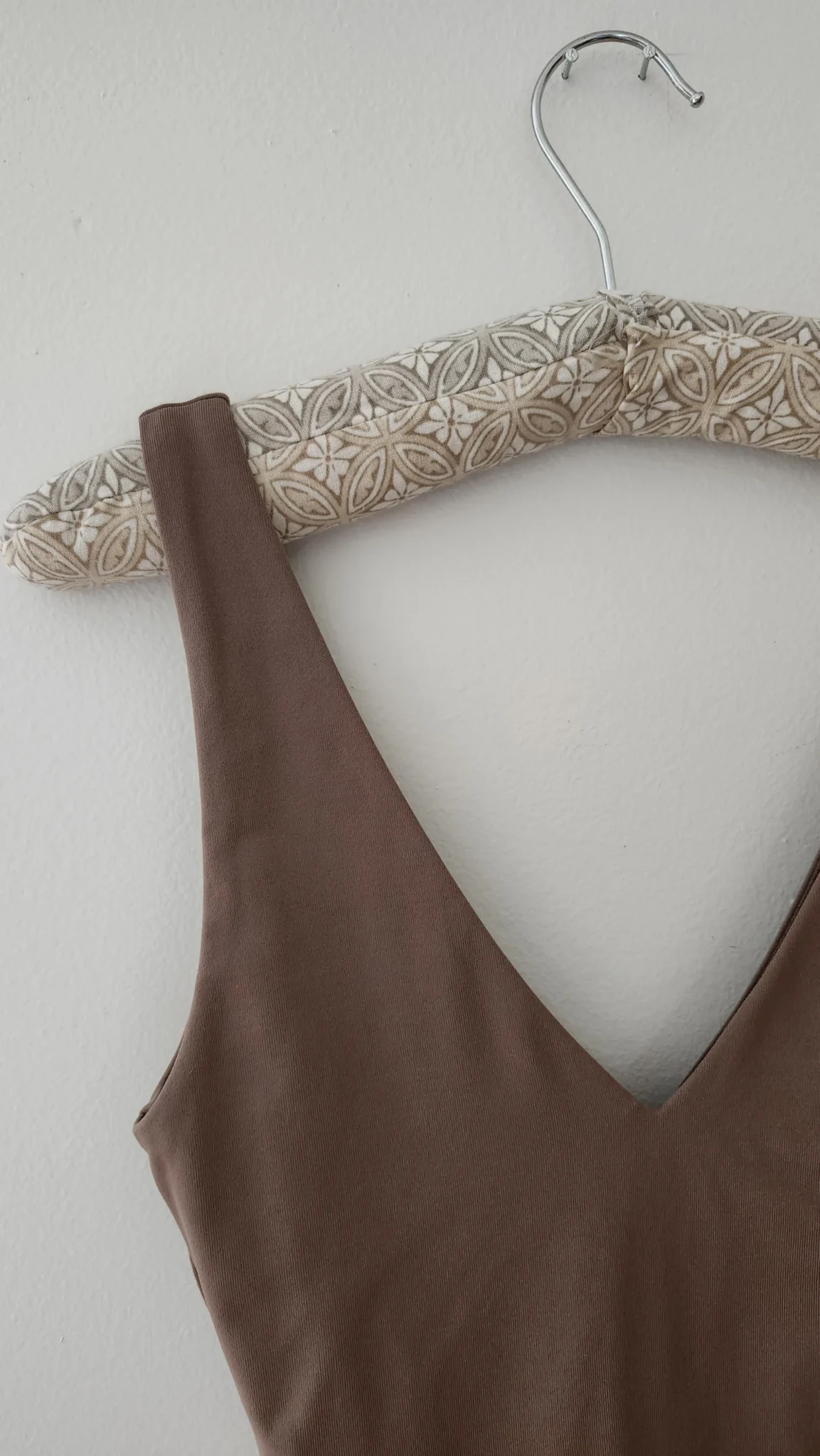 Image for Aritzia - Babaton Justaucorps Encolure En V En Contour