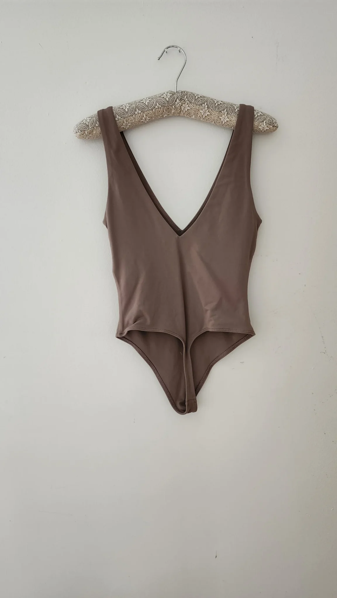 Image for Aritzia - Babaton Justaucorps Encolure En V En Contour