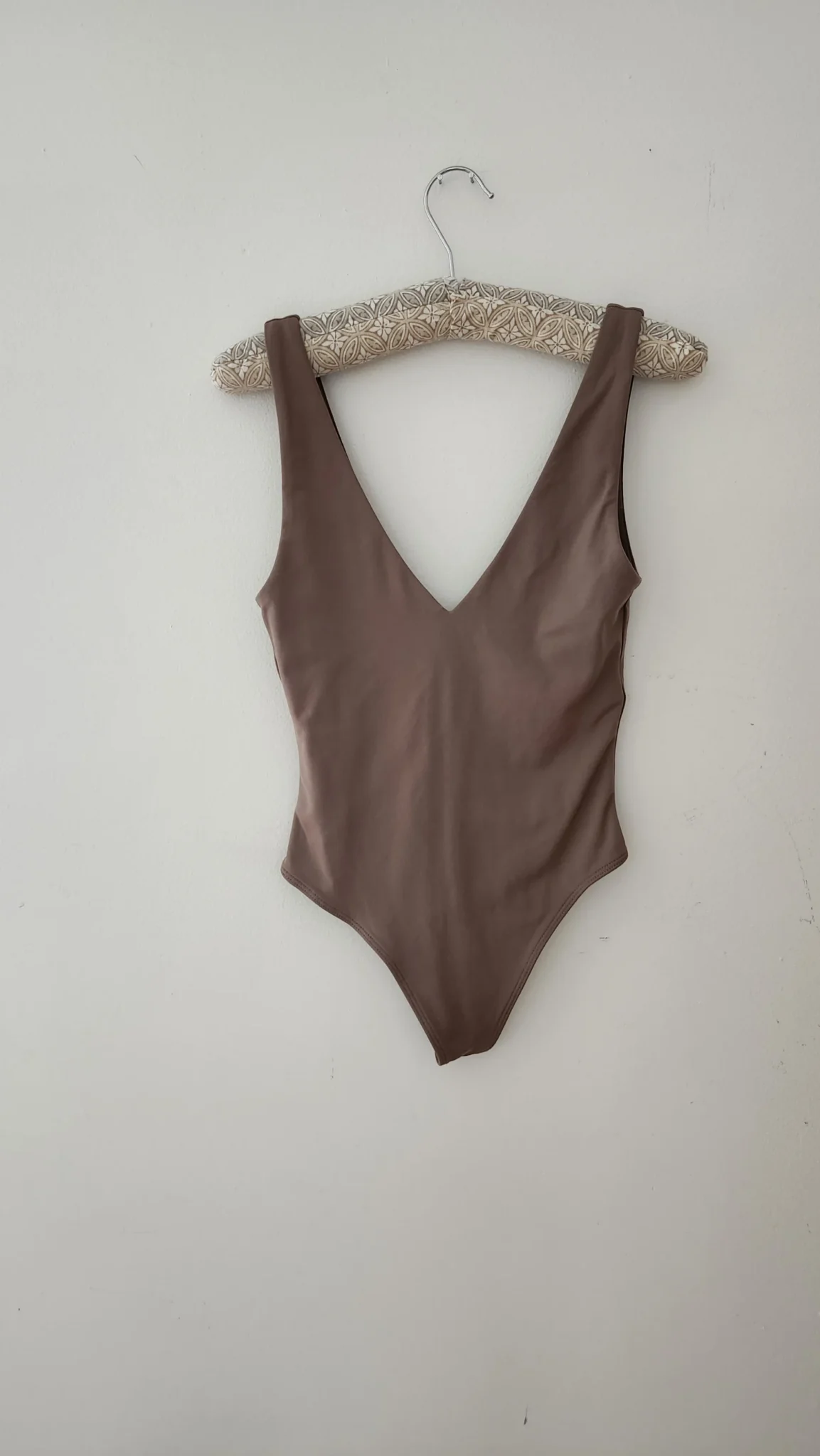 Image for Aritzia - Babaton Justaucorps Encolure En V En Contour