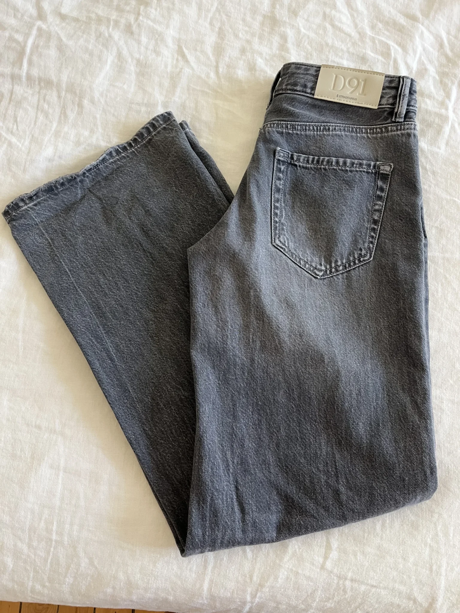 Featured image for Stradivarius grey jeans