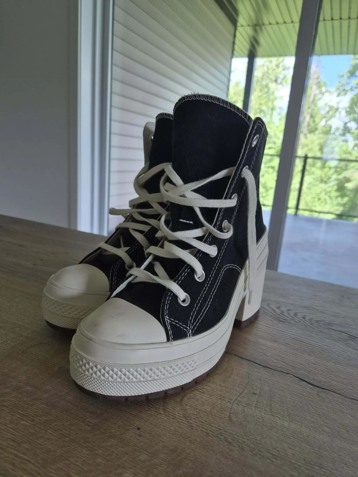 Featured image for Converses à talons compensés