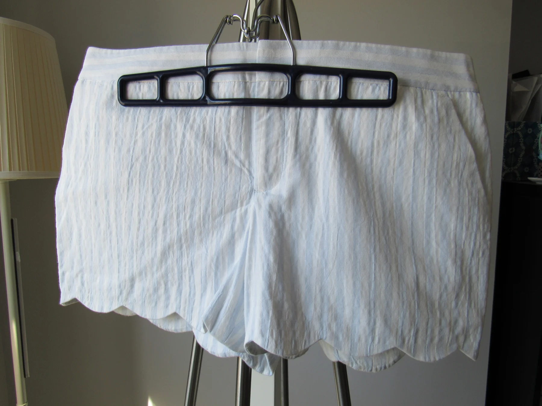 Brand new without tags cotton Club Monaco shorts with scalloped hem and POCKETS Club monaco seconde main