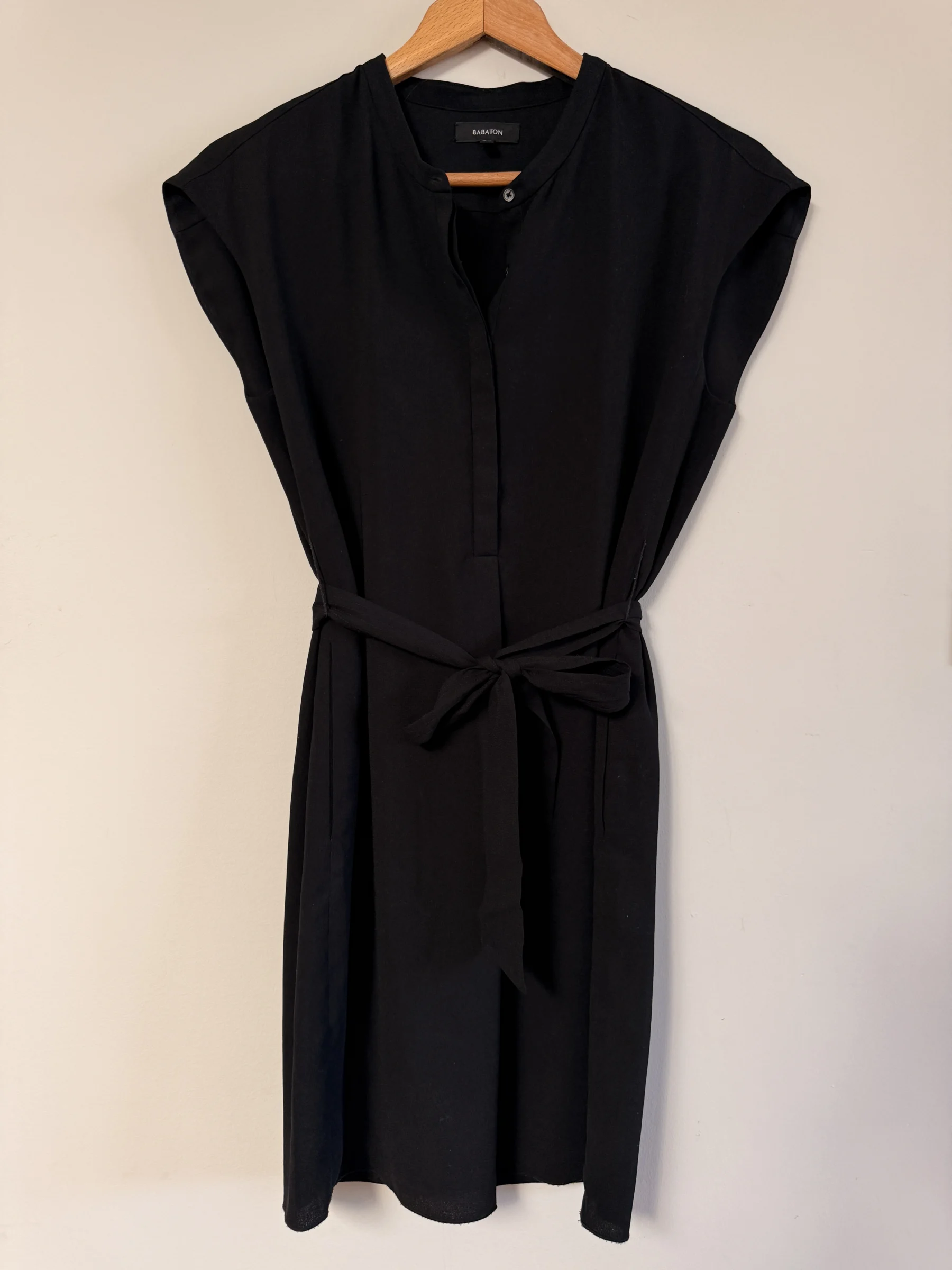 Robe Babaton basique noire Aritzia seconde main