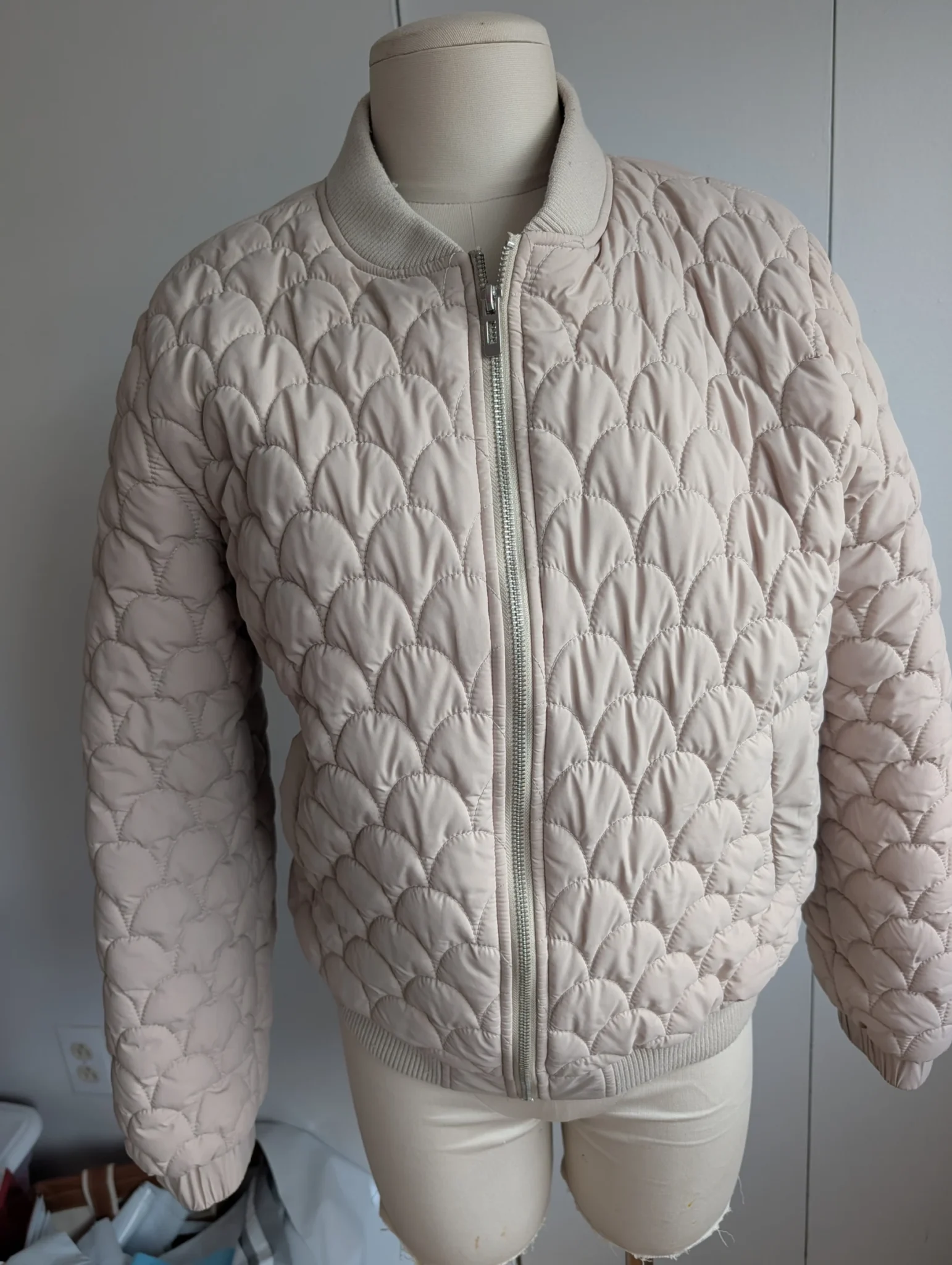 Image for Cream-coloured puffer jacket