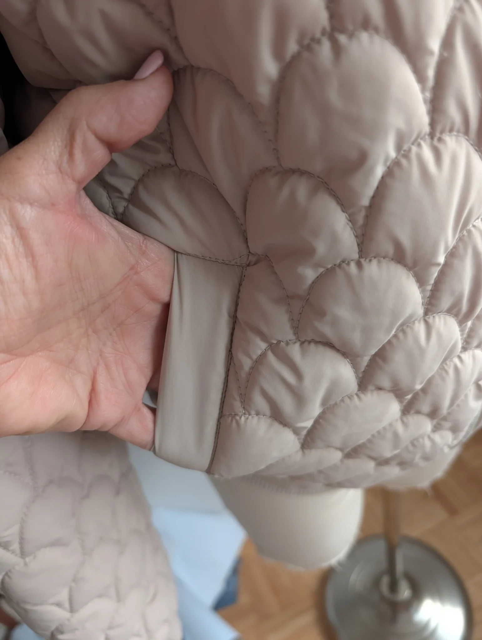 Image for Cream-coloured puffer jacket