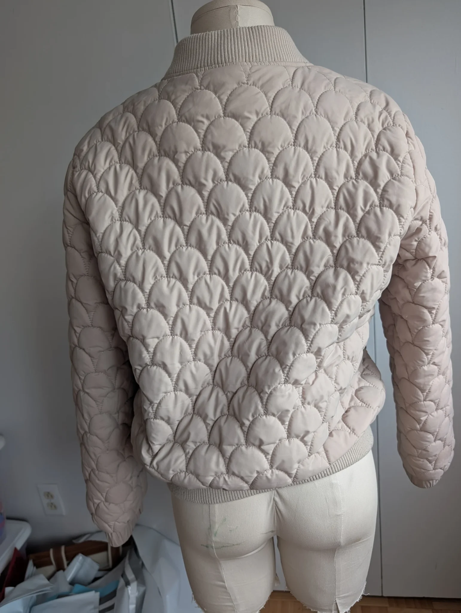 Image for Cream-coloured puffer jacket
