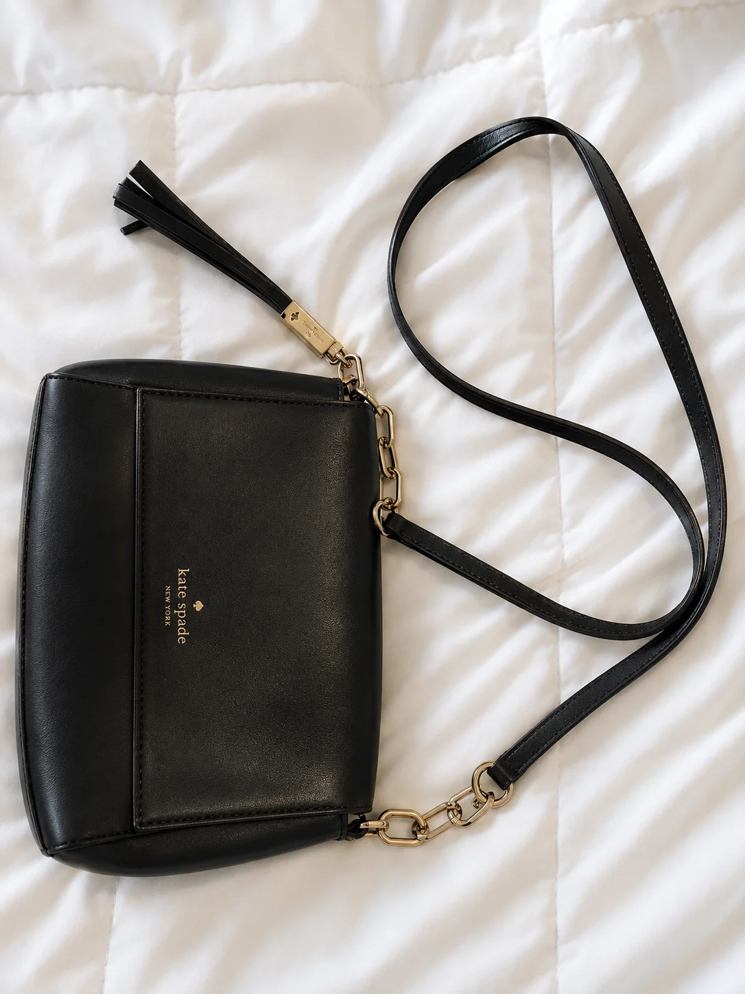 Kate Spade New York – Black Flap Crossbody en cuir noir Kate Spade seconde main