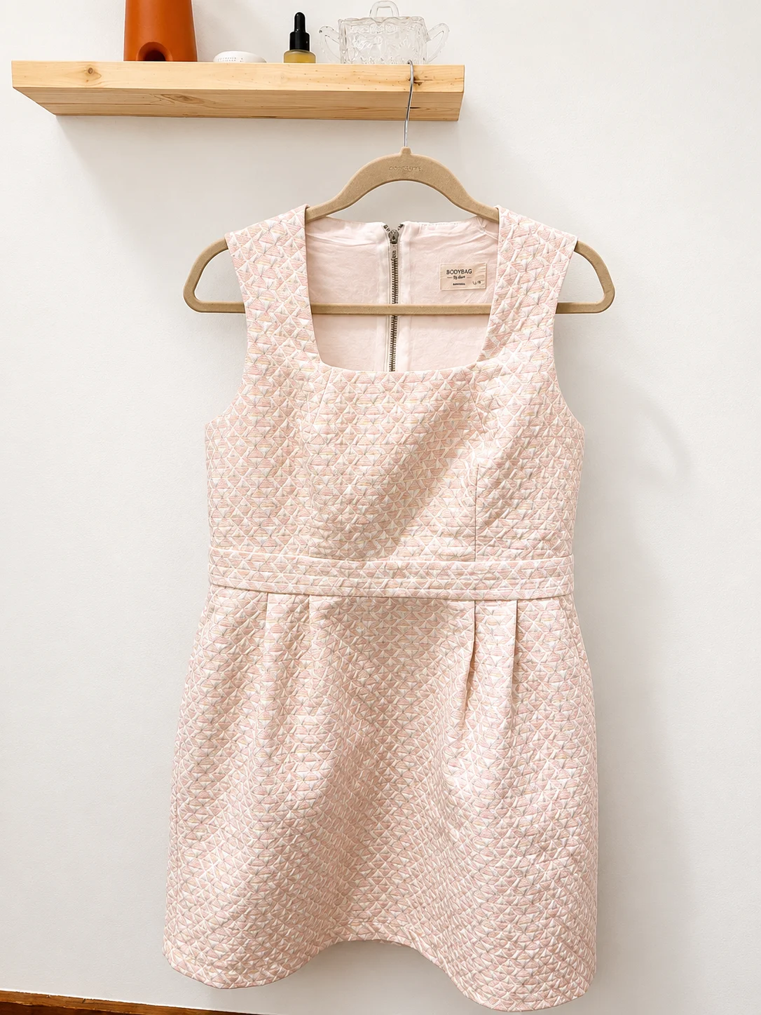 BODYBAG by Jude – Robe texturée rose pâle Bodybag by Jude seconde main
