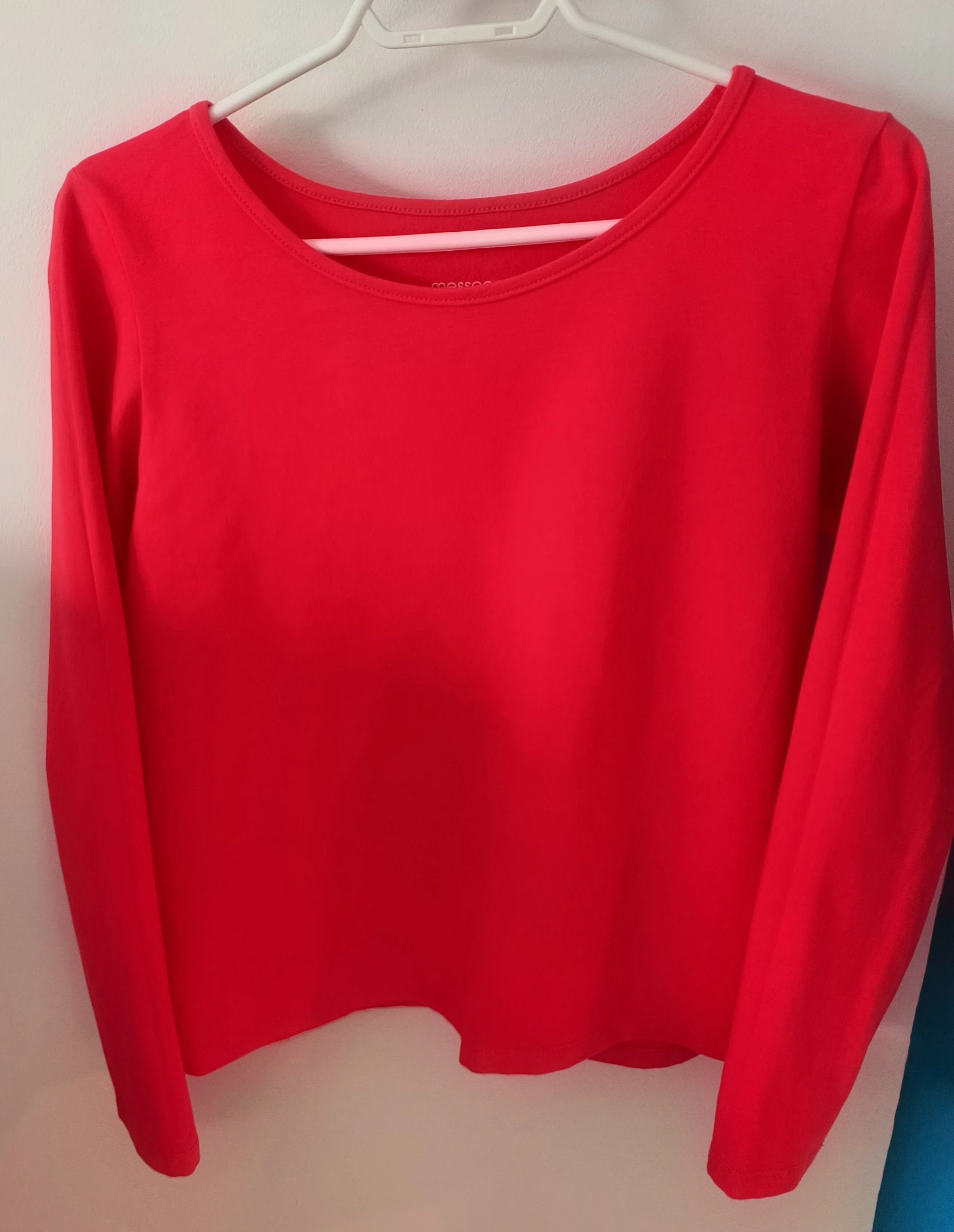 Donnez du punch à votre style avec ce chandail orange à manches longues au look décontracté ! Message Factory seconde main