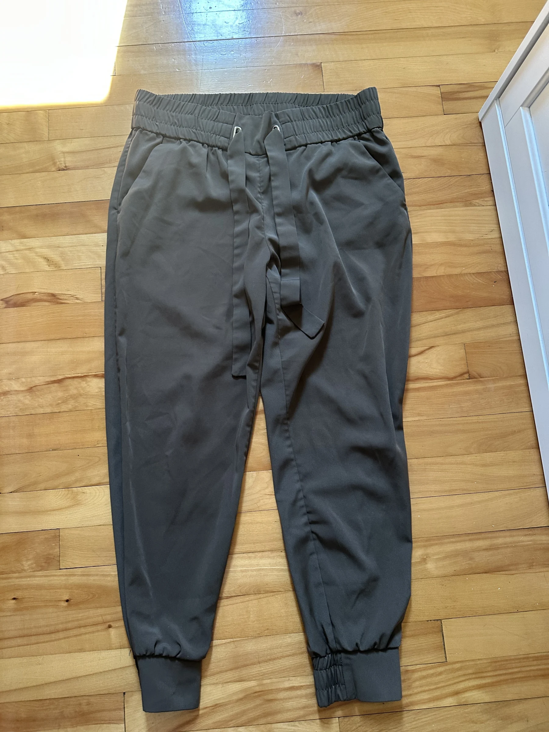 Pantalon style “jogger” plus chic Dynamite seconde main