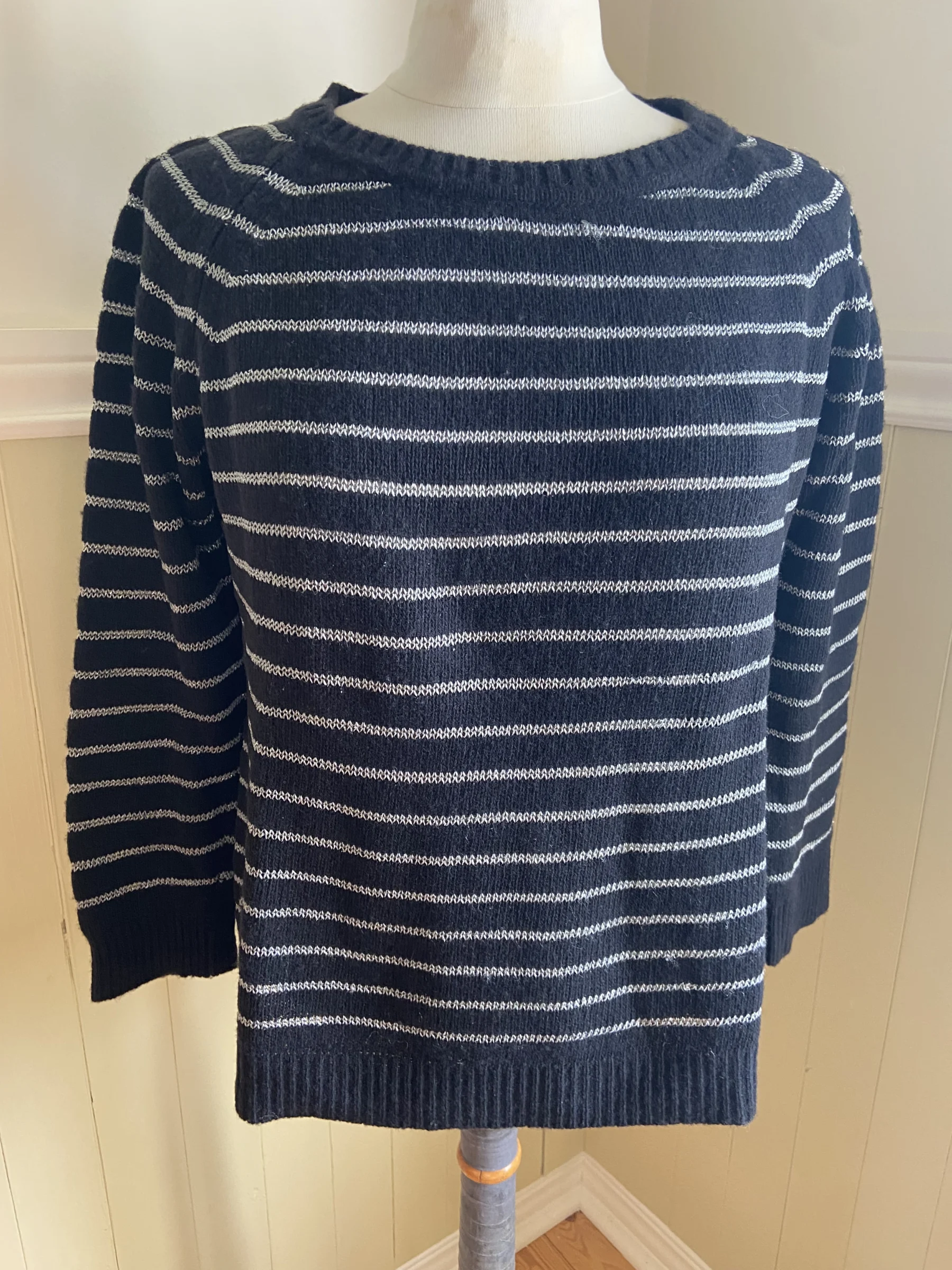 Tricot noir et lignes argentées manches 3/4 Zara seconde main
