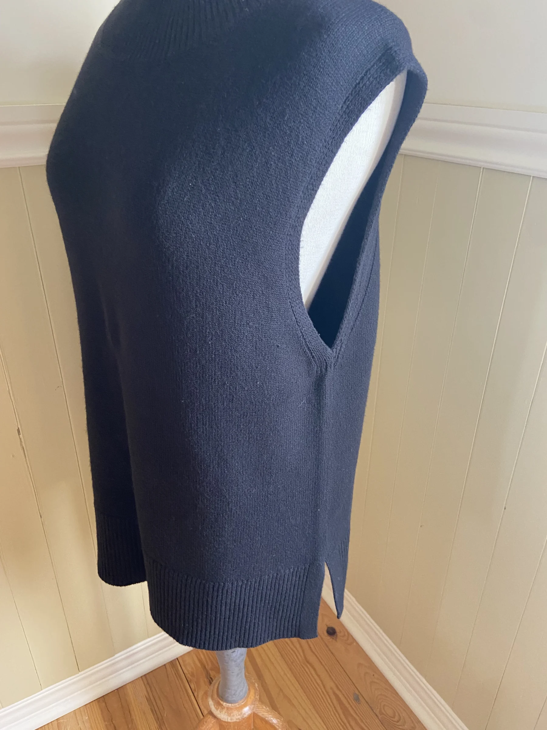 Débardeur en laine noir mi-cuisse Contemporaine seconde main
