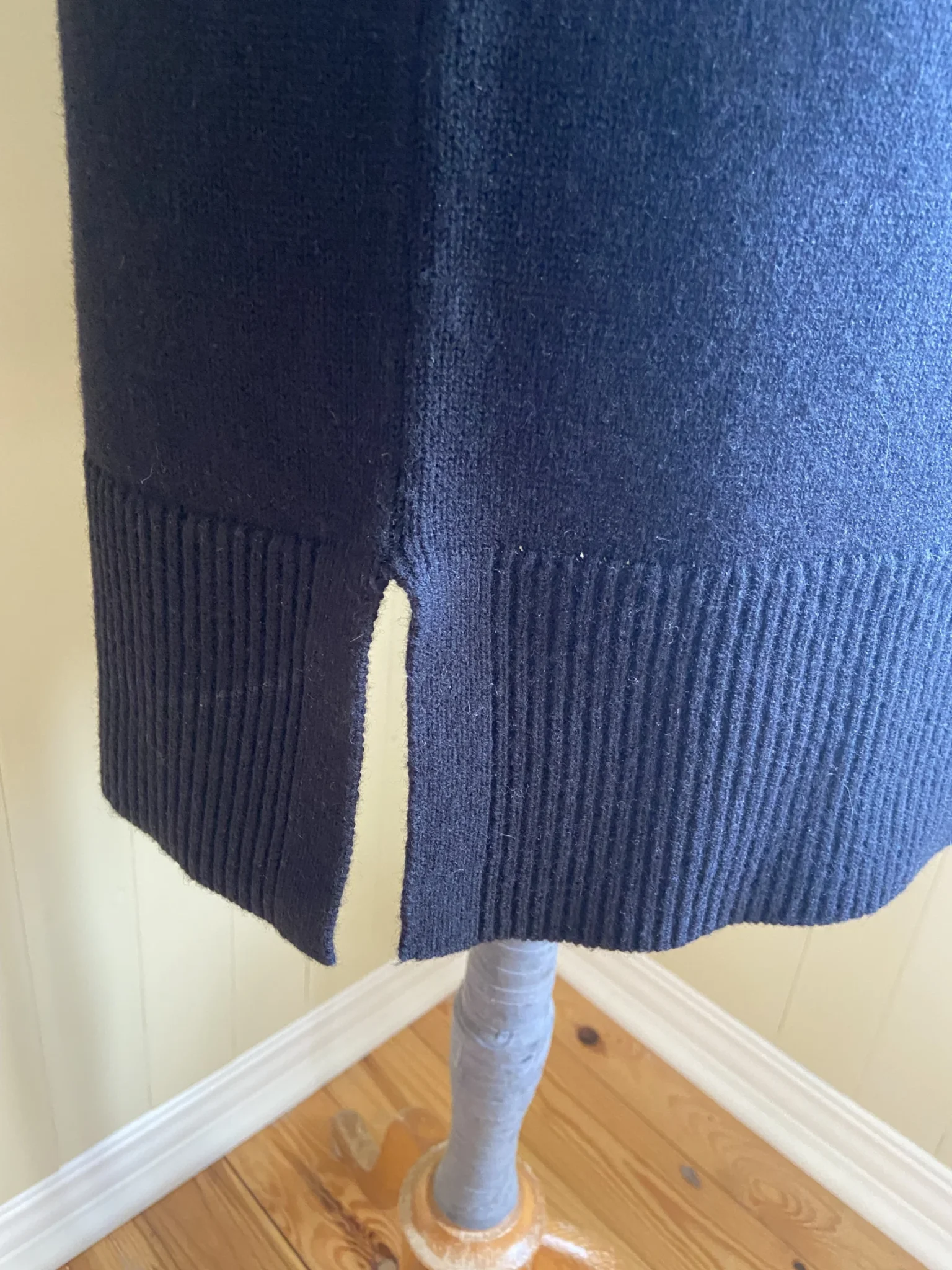 Image for Black mid-thigh-length wool tank top