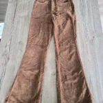 Featured thumbnail for Pantalon flare en velours