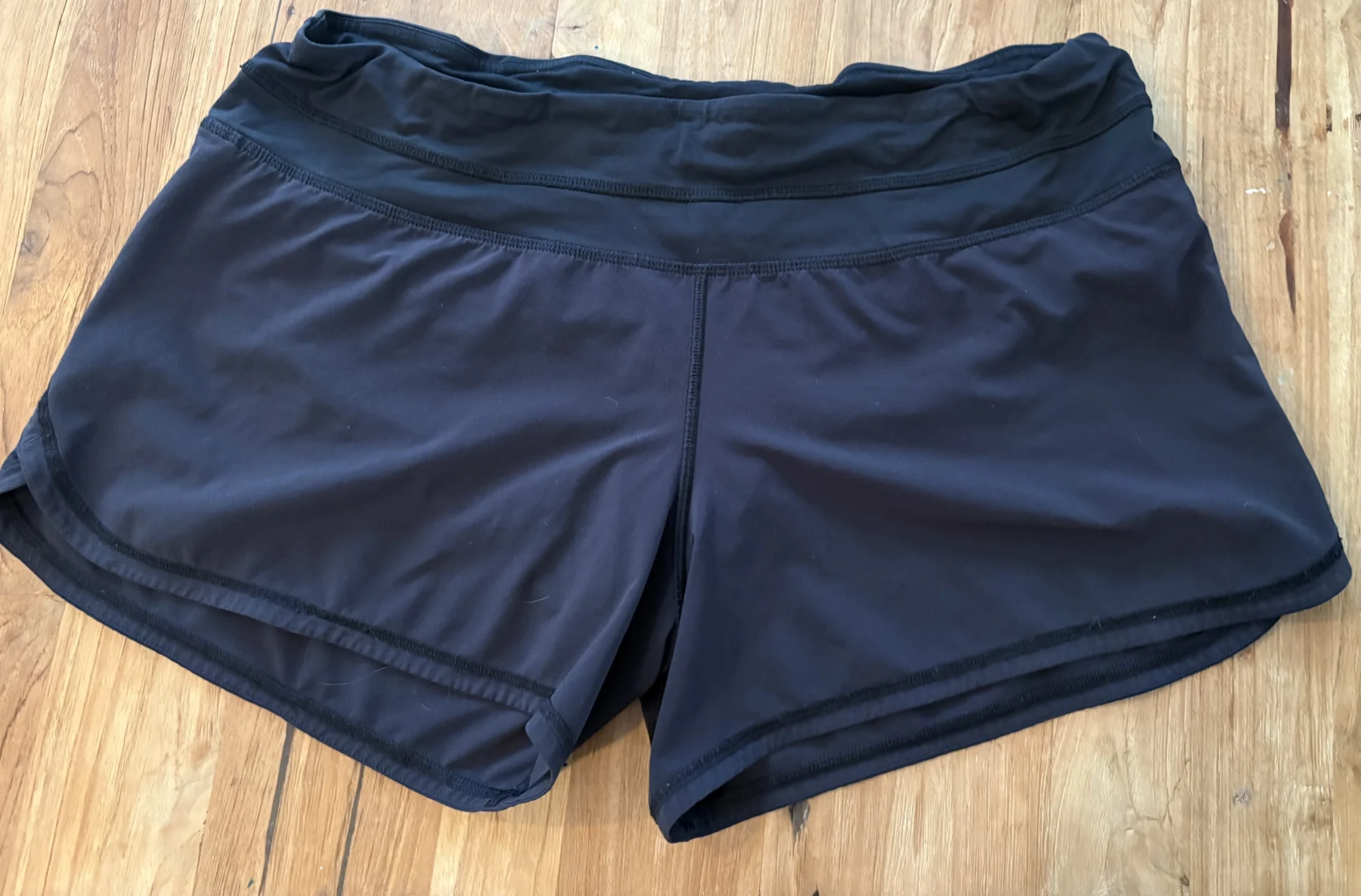 Lululemon – Short d’entraînement noir avec poche zippée – Taille 10 Lululemon seconde main