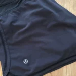 Thumbnail for Lululemon – Short d’entraînement noir avec poche zippée – Taille 10