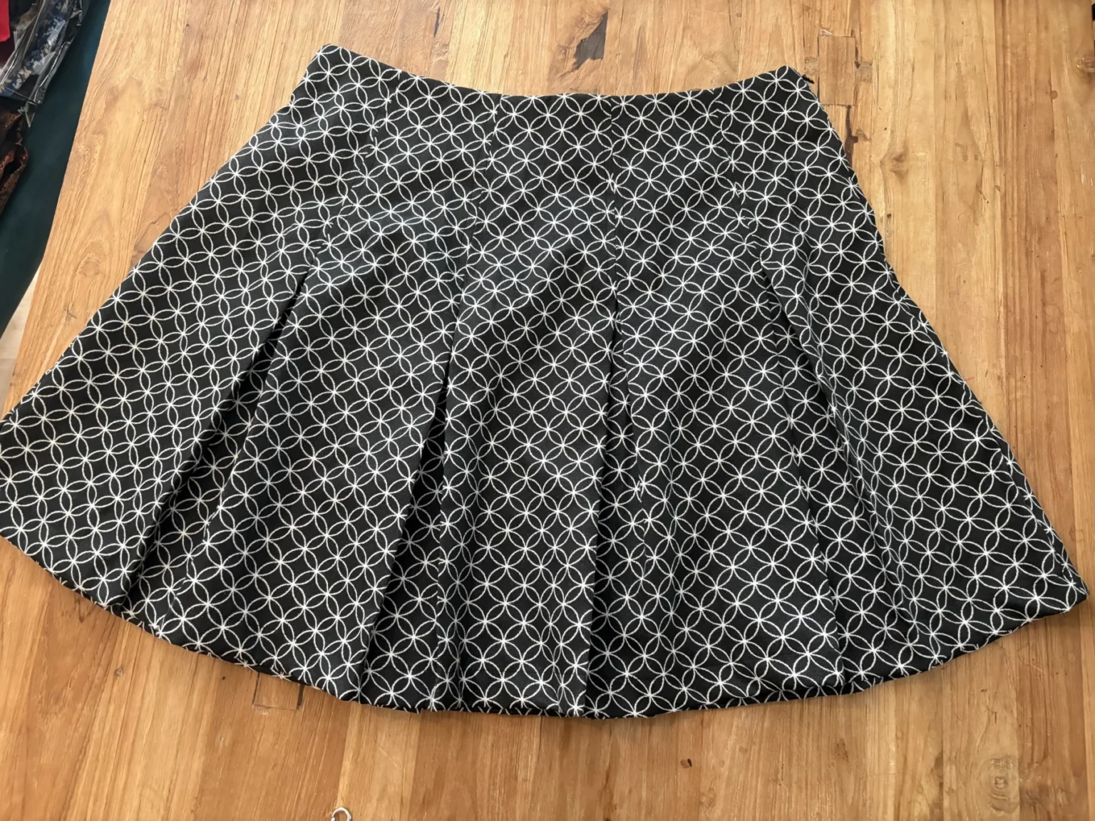 Featured image for Mad Cap England – Jupe noire et blanche à motif géométrique