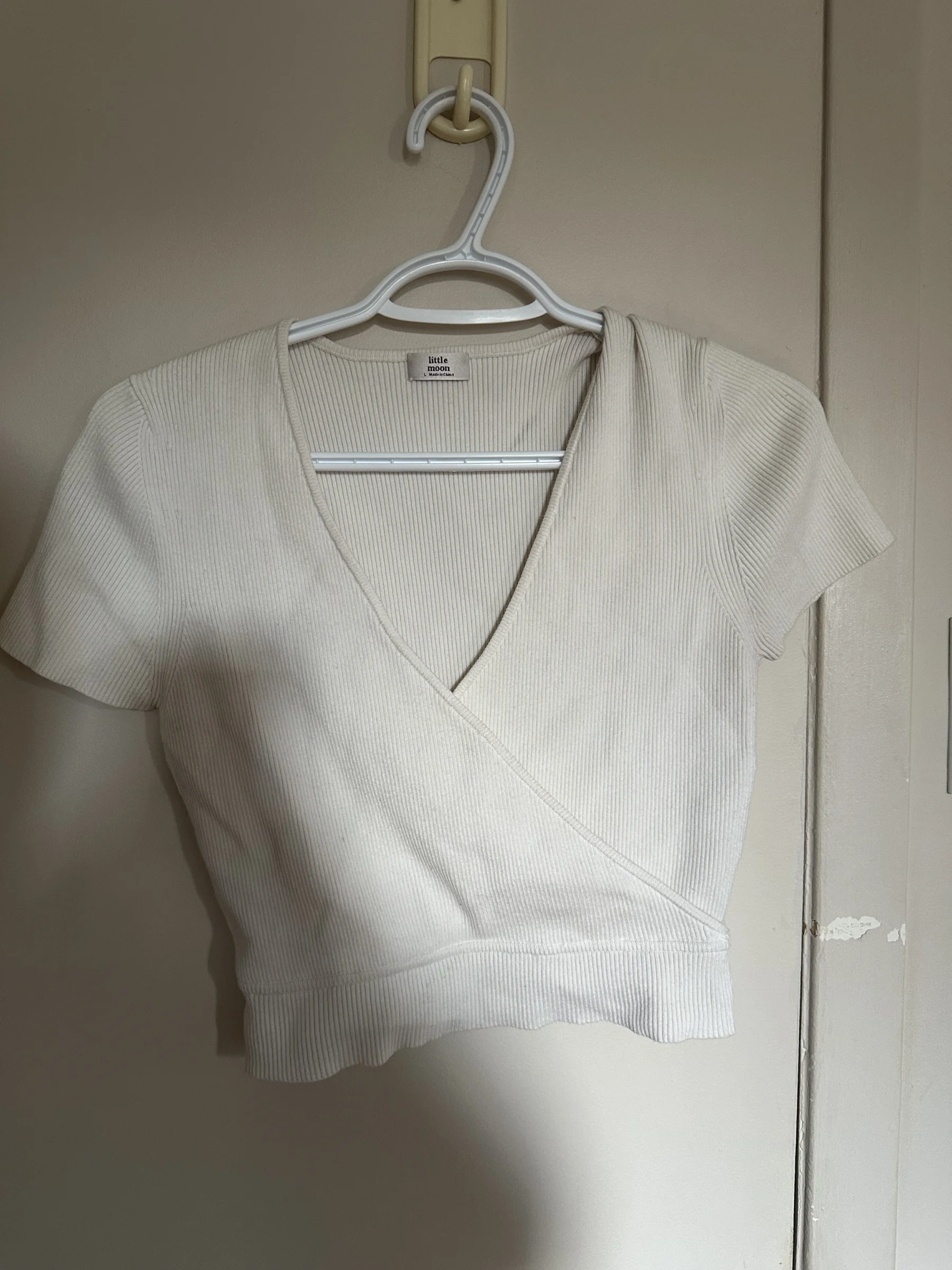 Chandail cache-coeur crop Aritzia seconde main