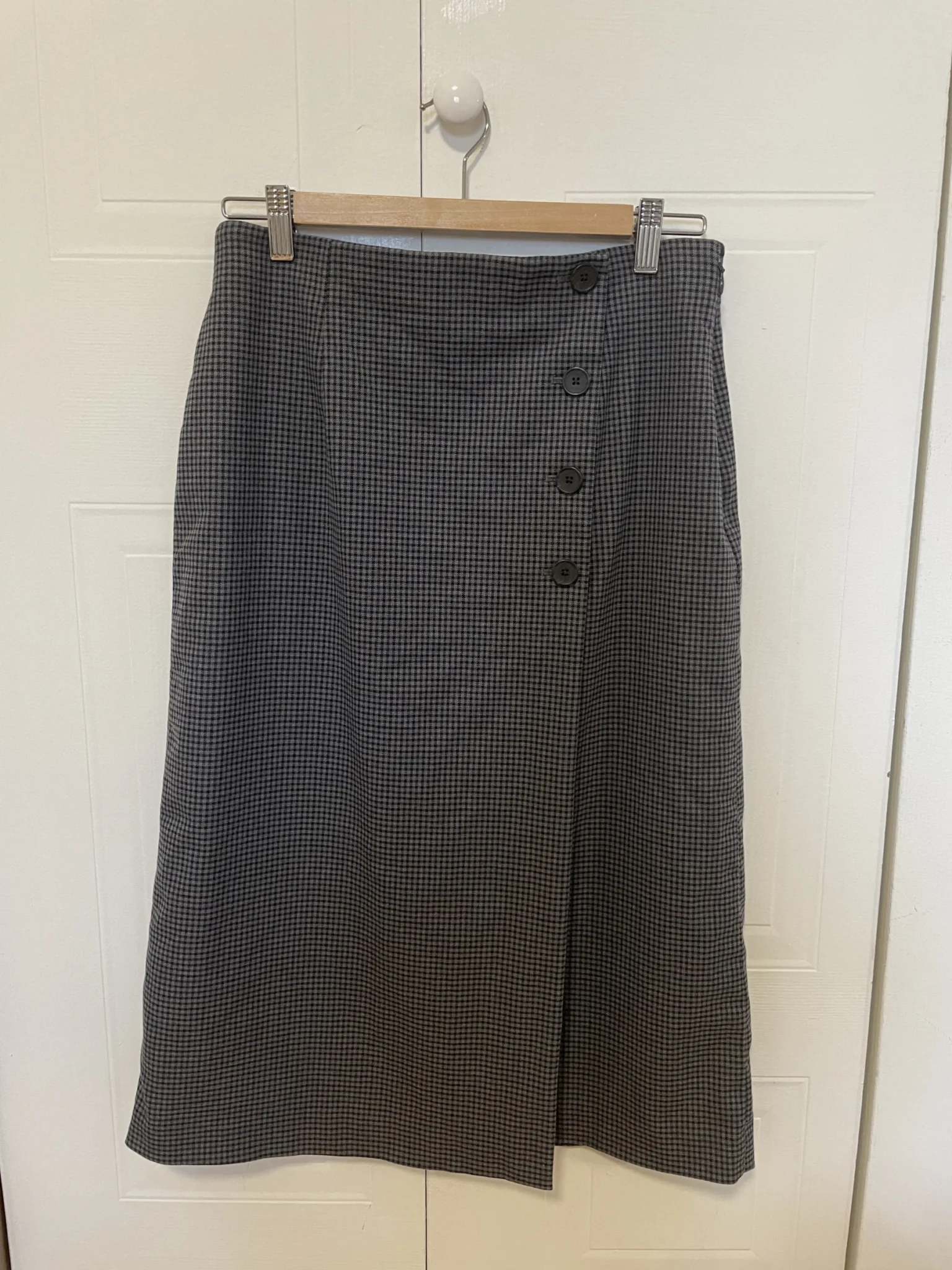 Featured image for Uniqlo mid-length skirt