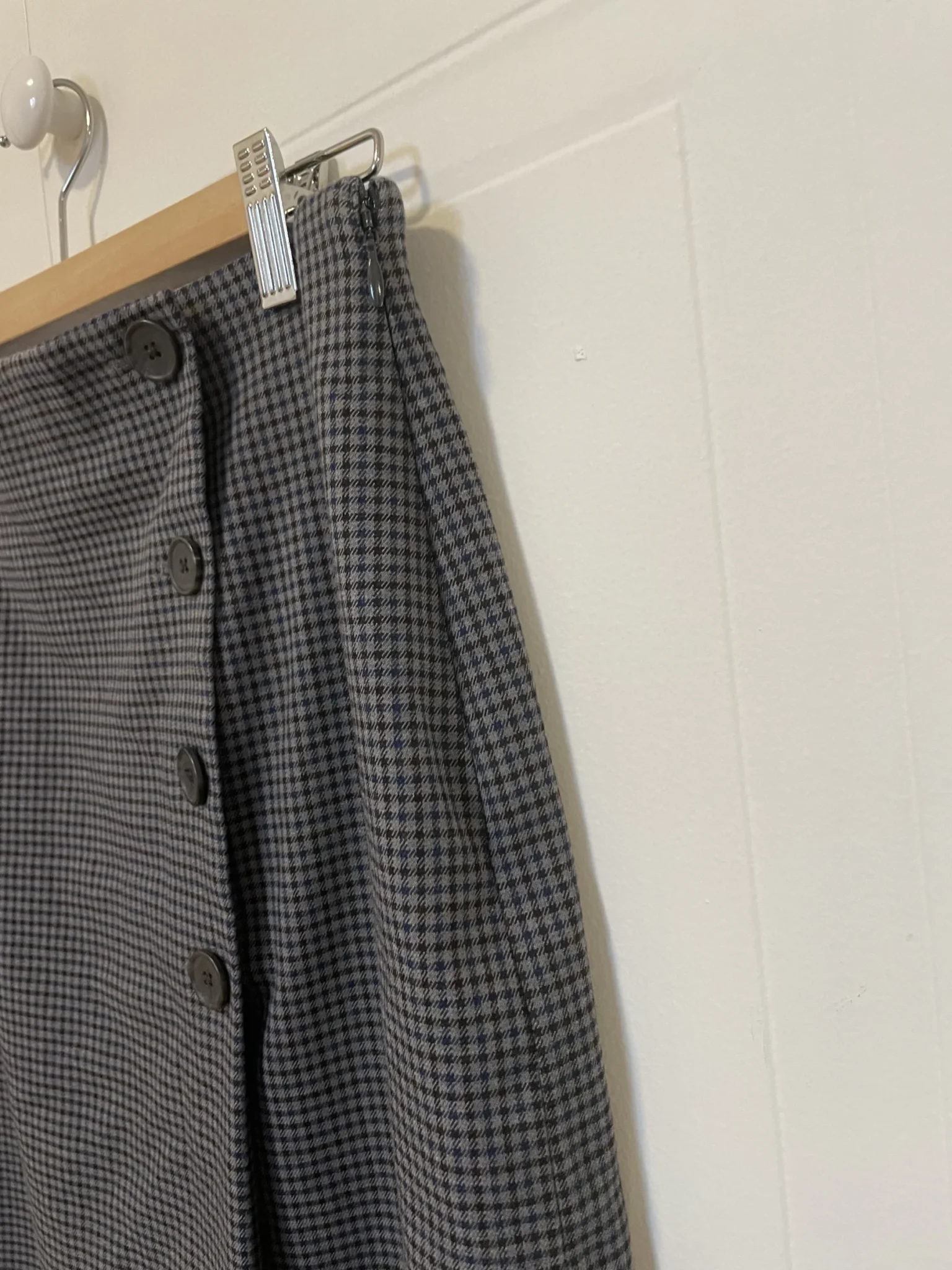 Image for Uniqlo mid-length skirt
