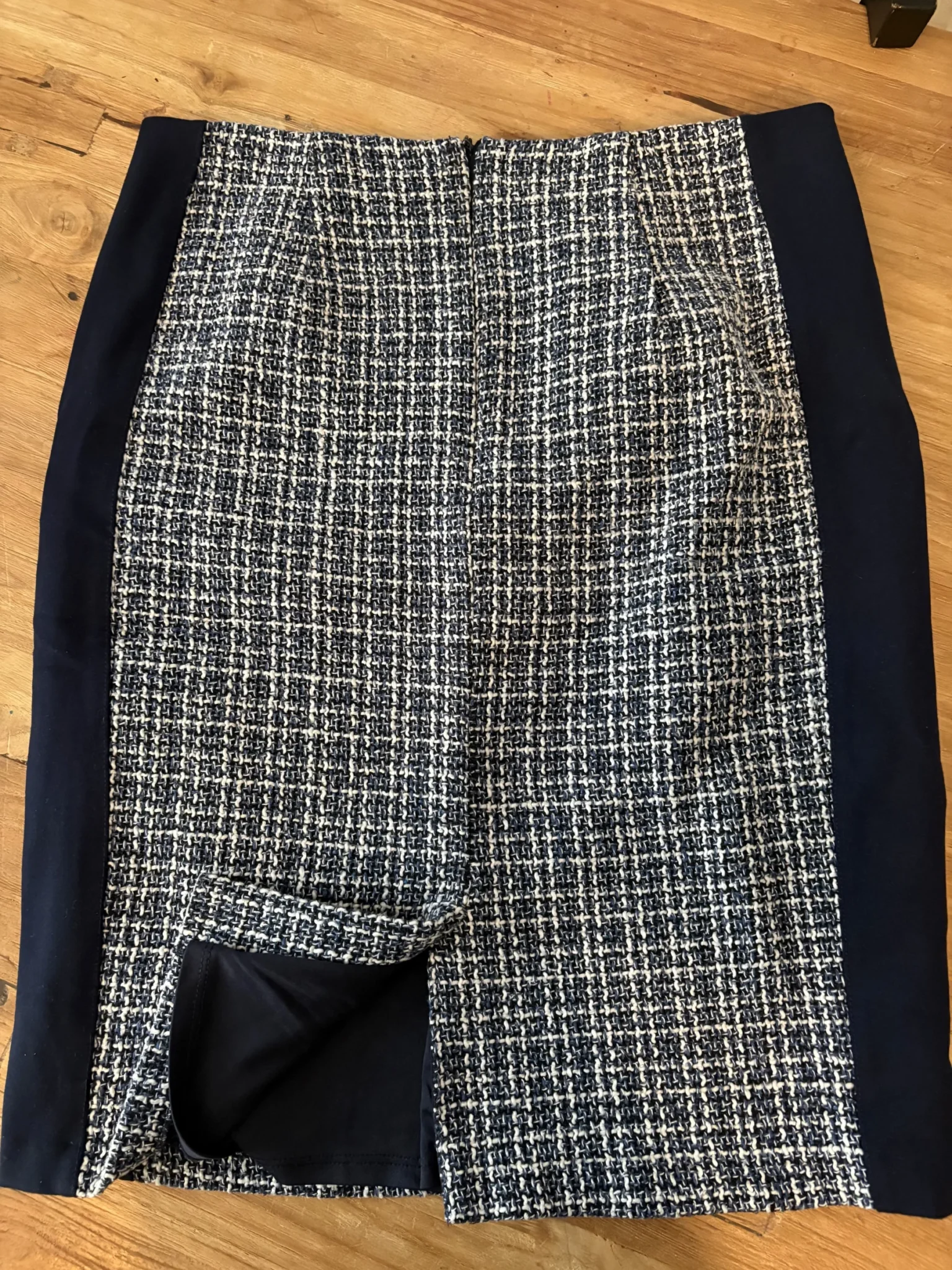 Image for Jupe crayon en tweed noir et blanc – DEX The Suit Shop New York