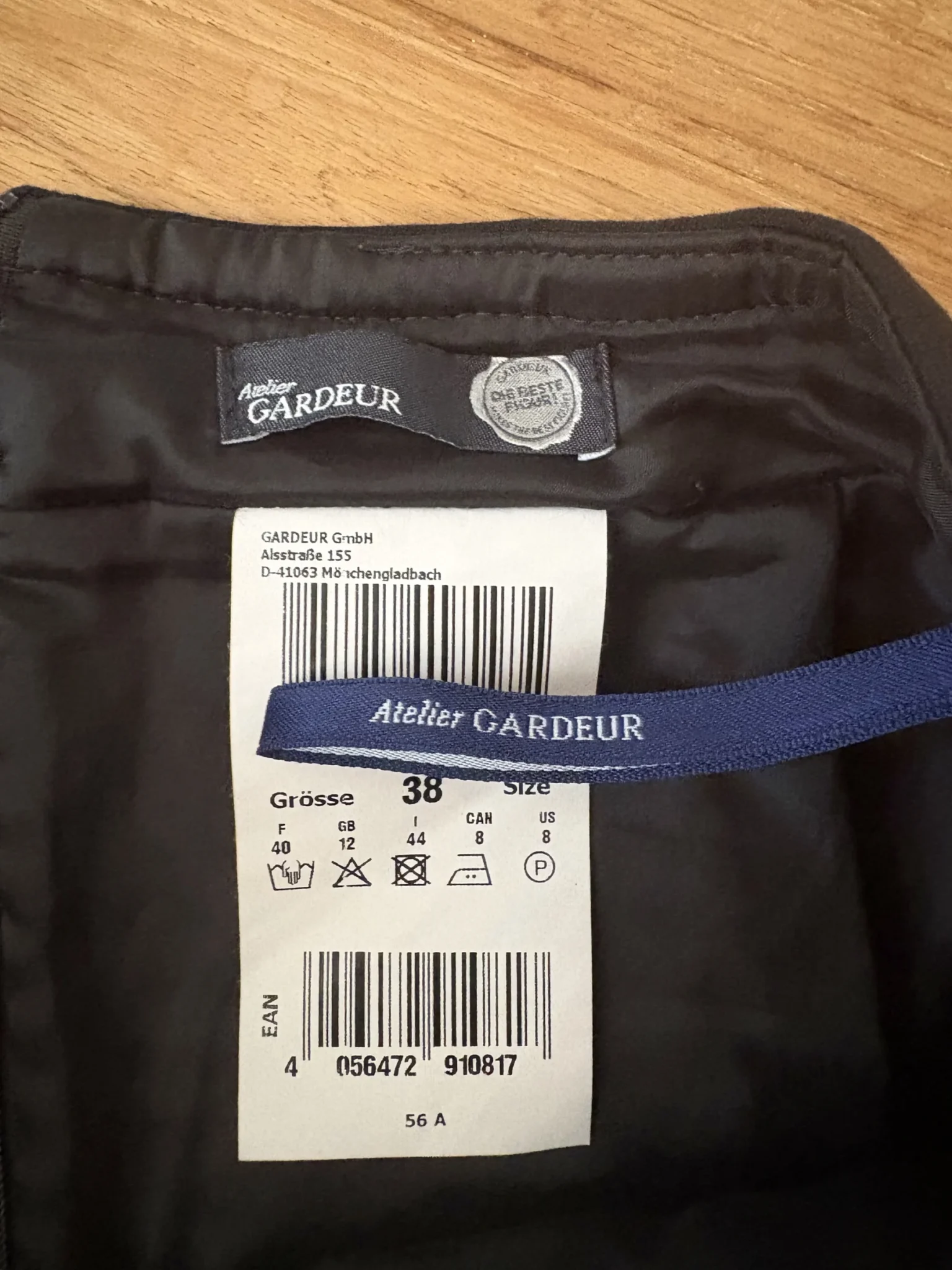 Image for Atelier Gardeur straight-cut skirt in red and black checks