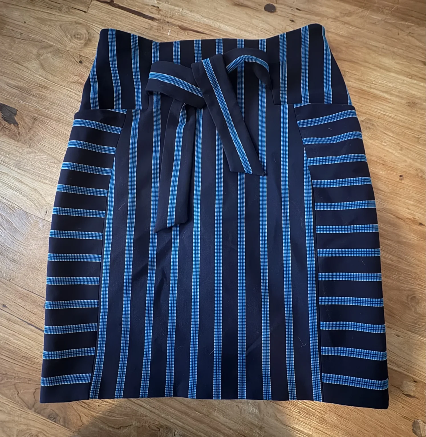 Featured image for Jupe droite Karen Millen bleu marine et turquoise