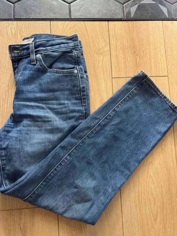 Featured image for Levis Loose-Fit Baggy Jeans '94'