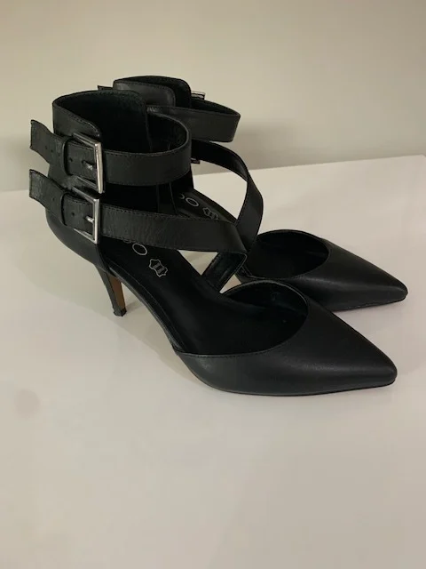 Image for Elegant leather court shoes