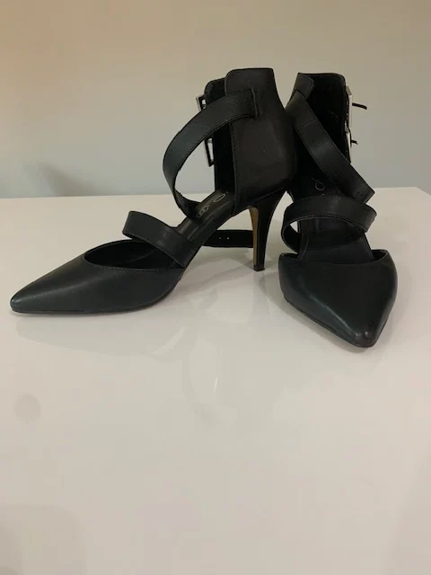 Image for Elegant leather court shoes