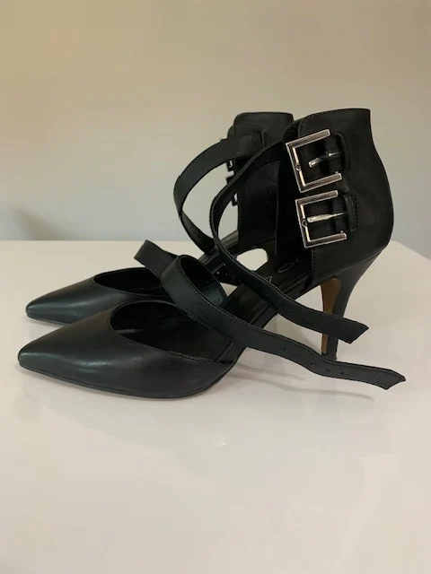 Image for Elegant leather court shoes
