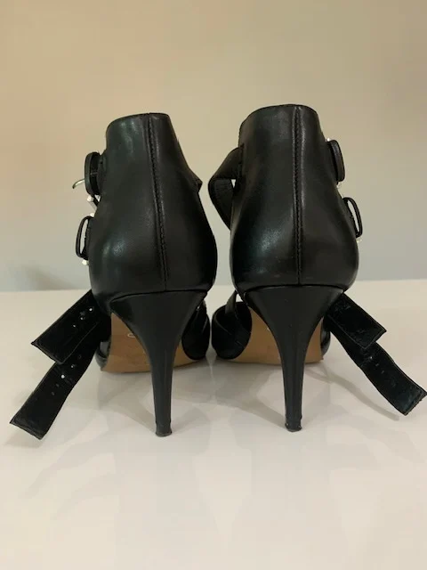 Image for Elegant leather court shoes