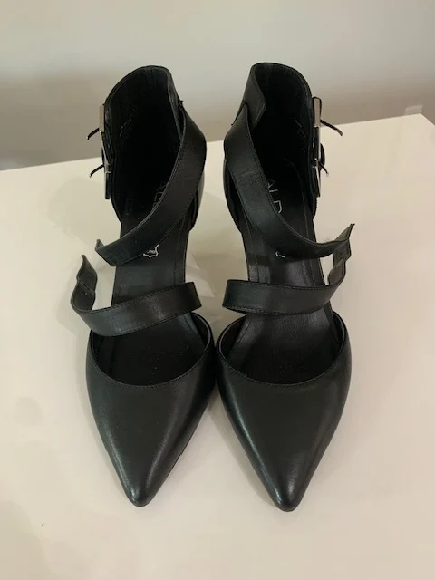 Image for Elegant leather court shoes