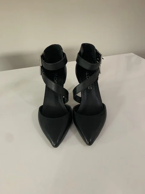 Image for Elegant leather court shoes
