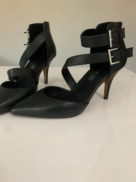 Image for Elegant leather court shoes