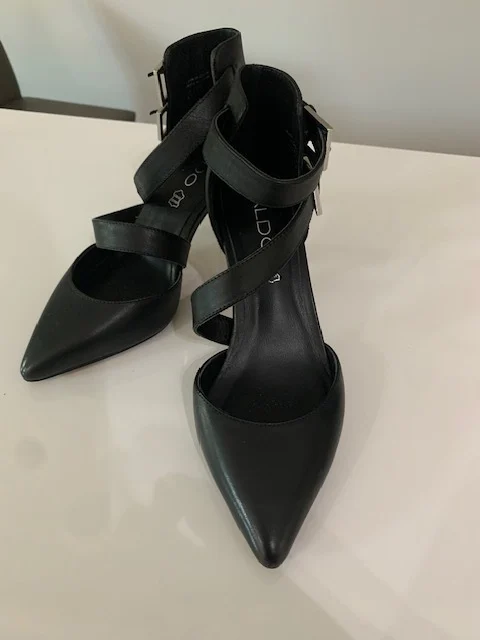 Image for Elegant leather court shoes