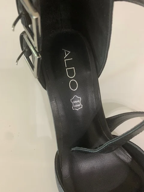 Image for Elegant leather court shoes
