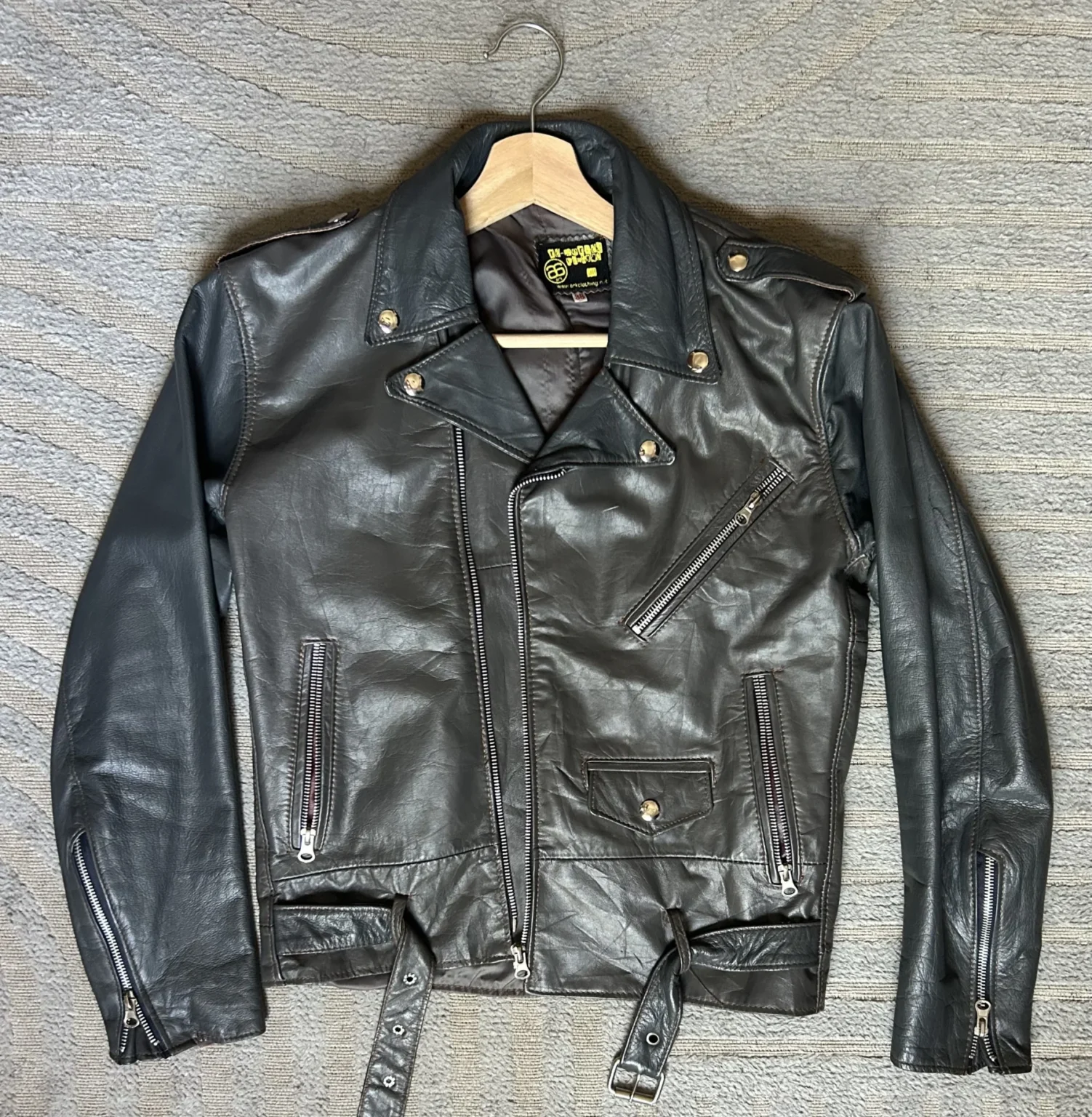 Featured image for Manteau de cuir recyclé style perfecto
