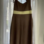 Featured thumbnail for Robe brune avec ligne verte pâle