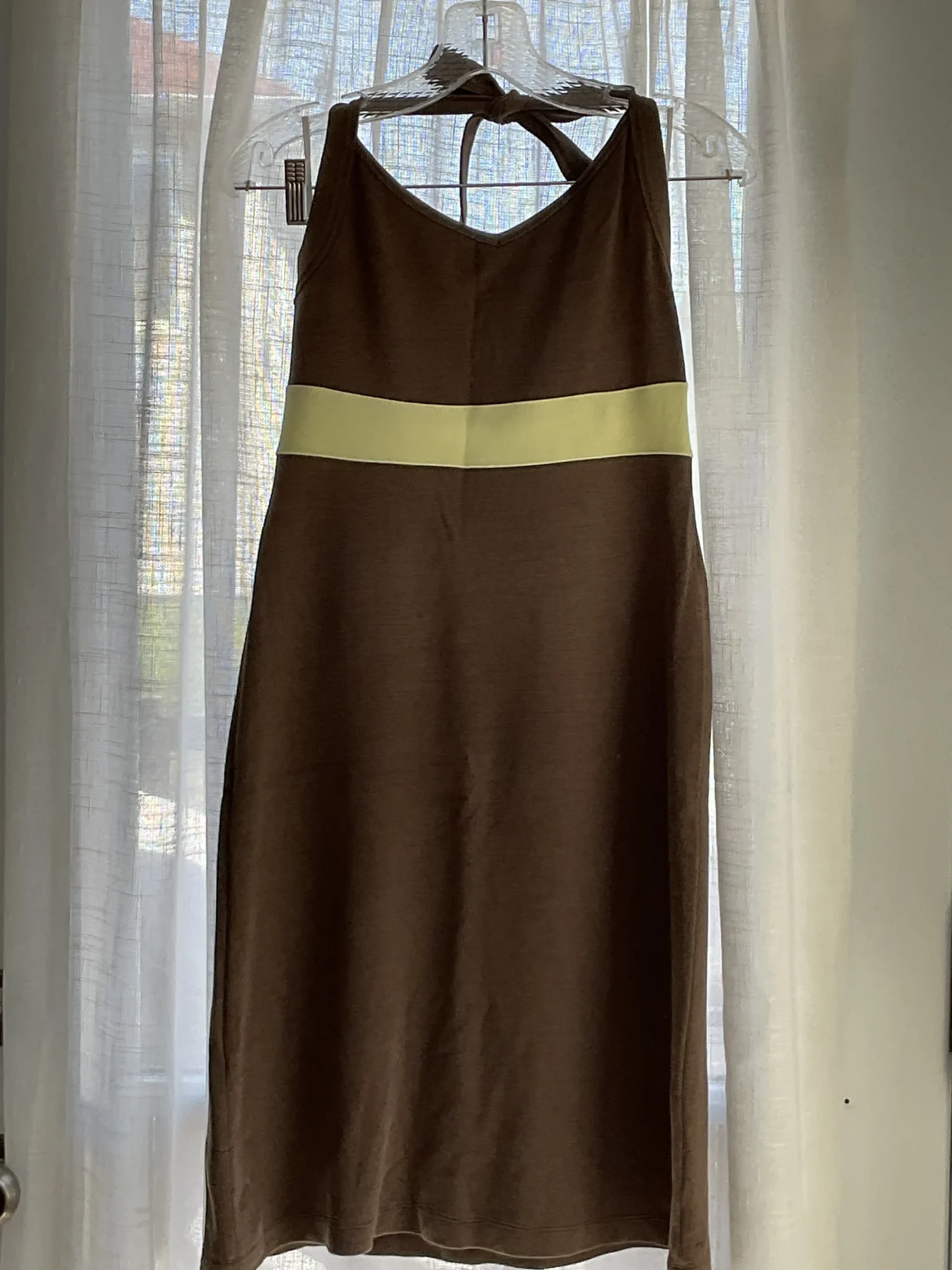 Featured image for Robe brune avec ligne verte pâle