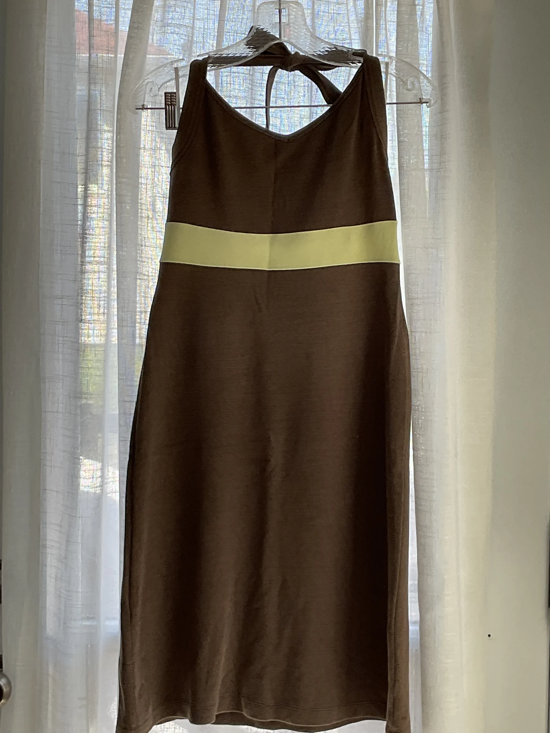 Robe brune avec ligne verte pâle *Autre seconde main