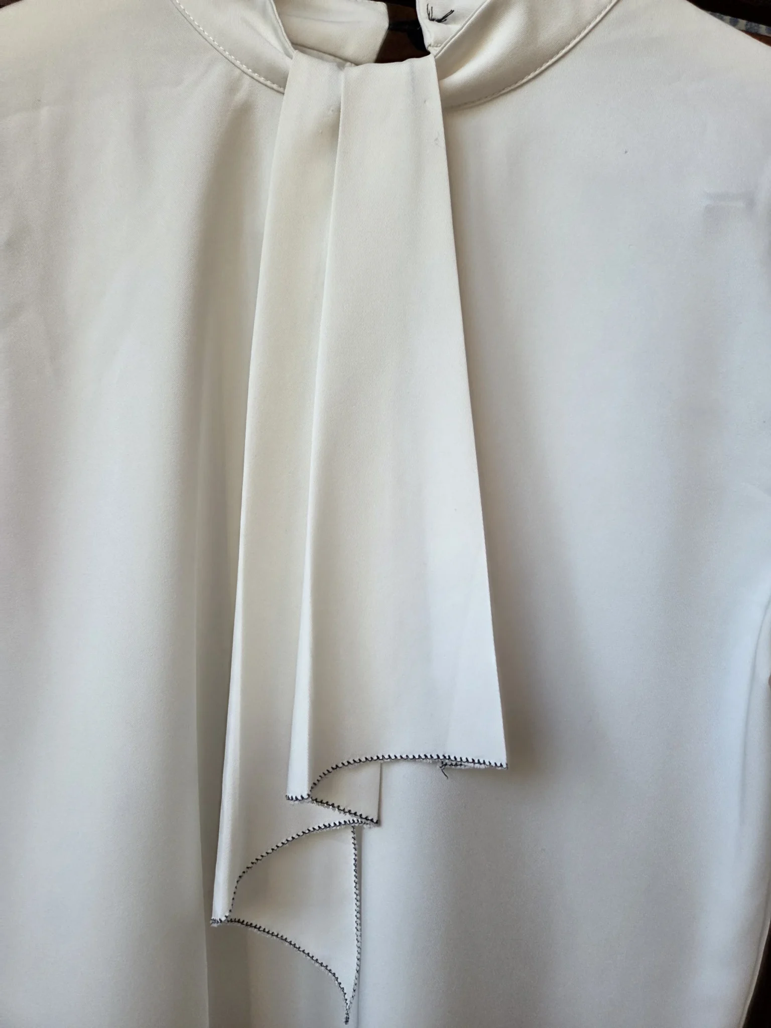 Image for Blouse ivoire pâle à volants