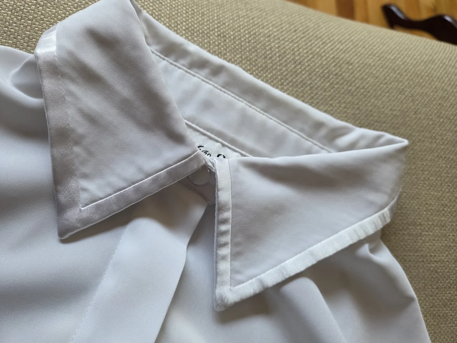 Image for Joli Chemisier blanc avec lisérés de satin